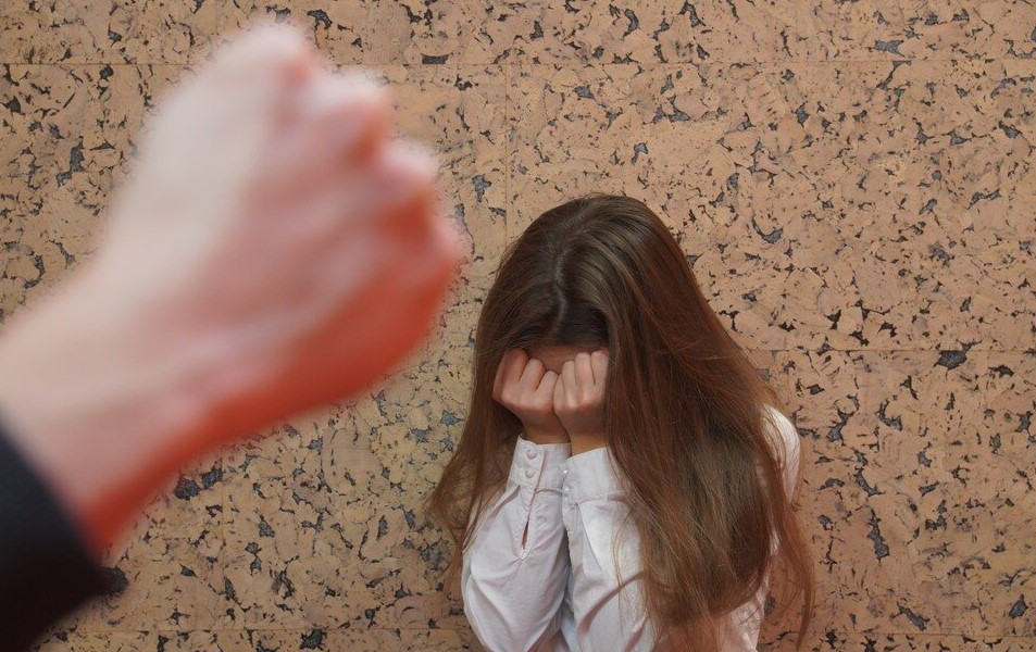 «Ұқыпсыз жазғаны үшін»: Өз қызын пышақтаған көпбалалы ана сотталды